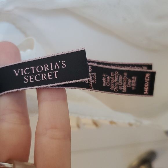 Victoria's Secret Very Sexy Unlined Plunge in Size 34DD - Picture 6 of 8
